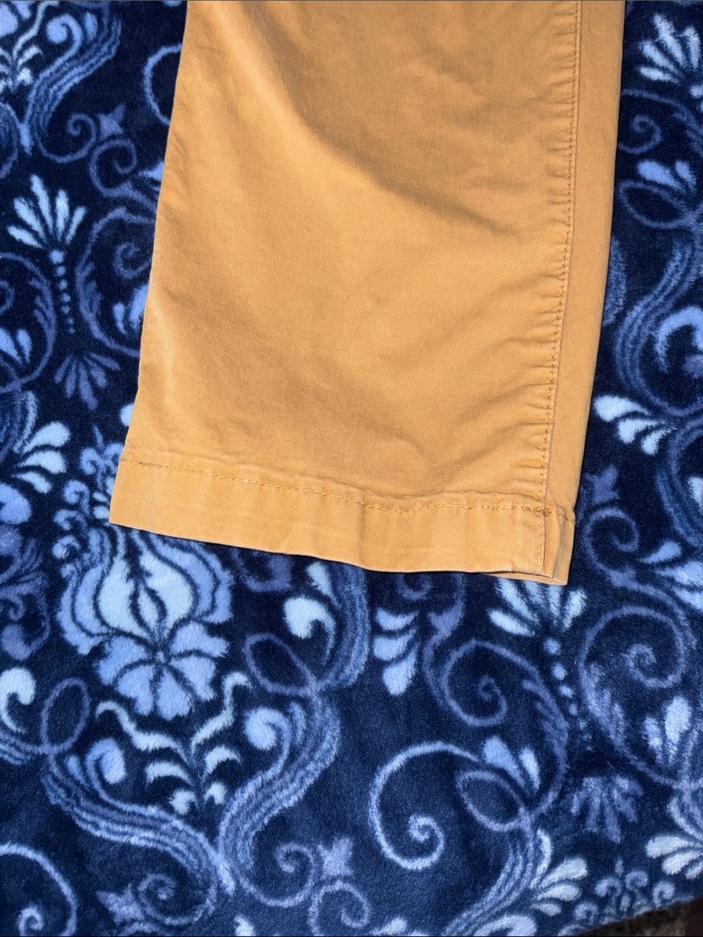 Men's Classic Chino Pants in Khaki Small Call out - Picture 4 of 12